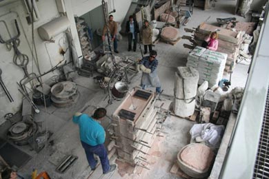 In der Gießerei: flüssiges Aluminium wird in die form gefüllt.