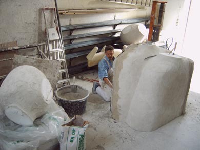 Das Negativ wird angefertigt - die Skulptur wird dafür zerteilt