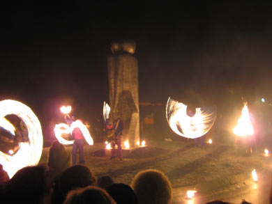 enthüllt am 7.1.2007 mit einer Feuershow der Gruppe Jalaanaa